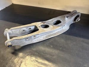 23885431 – 8W0505311H – Draagarm onder links-achter