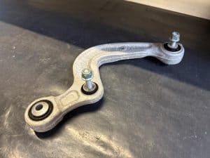 23885517 – 8W0505324F – Draagarm rechts-achter